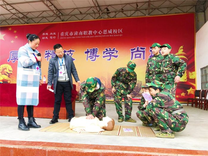 学生现场体验急救法。
