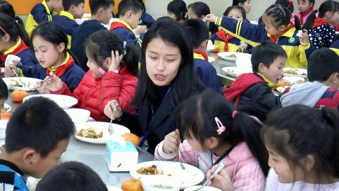 涪江小学教师陪餐。
