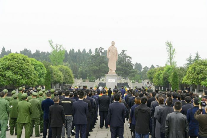 祭扫杨闇公烈士活动现场。全媒体记者王正森摄
