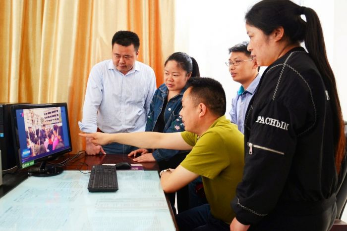 　　太安镇九年一贯制学校教师通过网络视频学习习近平总书记视察重庆重要讲话精神。
