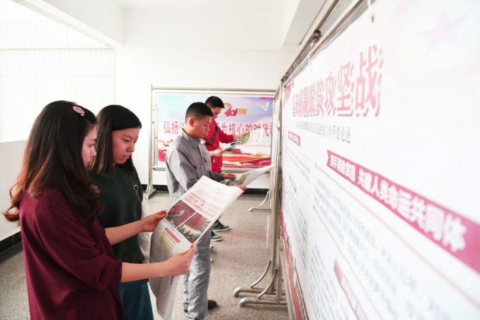 　　梓潼街道干部通过《潼南日报》学习习近平总书记视察重庆重要讲话精神。
