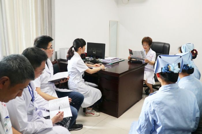 4月23日，区人民医院医护人员利用休息时间学习习近平总书记视察重庆重要讲话精神。
