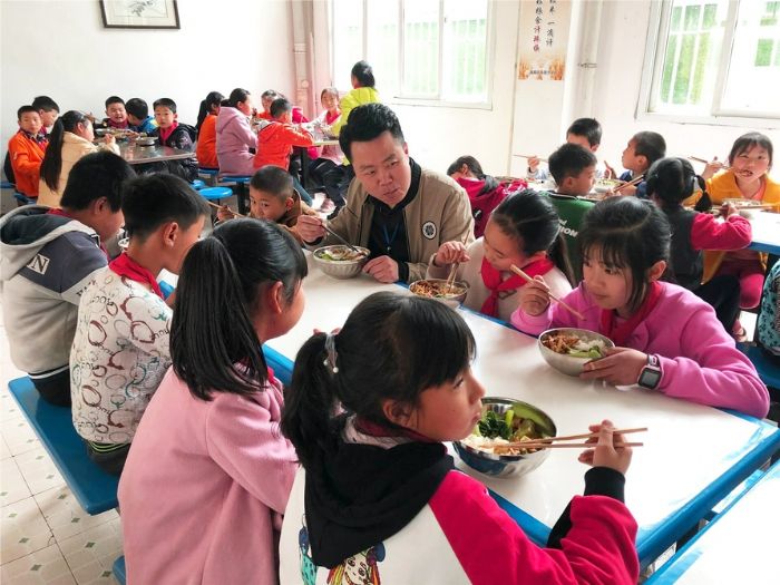 老师和学生同餐、同价、同吃。
