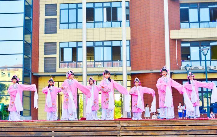 涪江小学学生表演京剧《苏三起解》。
