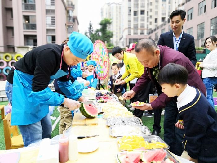 朝阳幼儿园水果大拼盘，家长和孩子一起动手参与。

