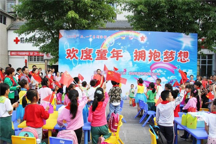 区总工会到梓潼街道岩湾社区组织儿童开展庆“六一”活动。
