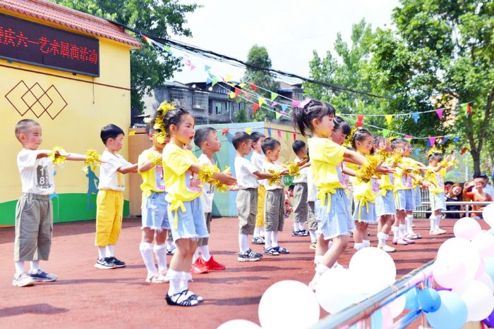 玉溪小学幼儿园大班的孩子们在表演舞蹈。
