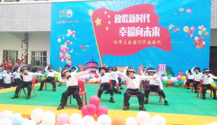 田家镇中心幼儿园儿童表演舞蹈。
