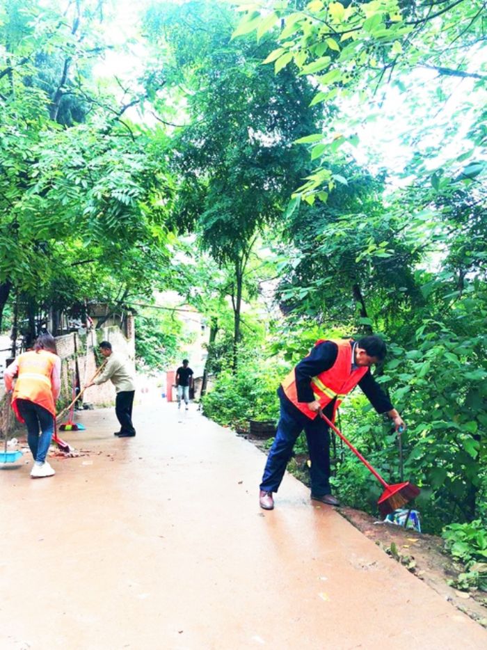 龙形镇干部清扫公路垃圾。全媒体记者熊潋摄
