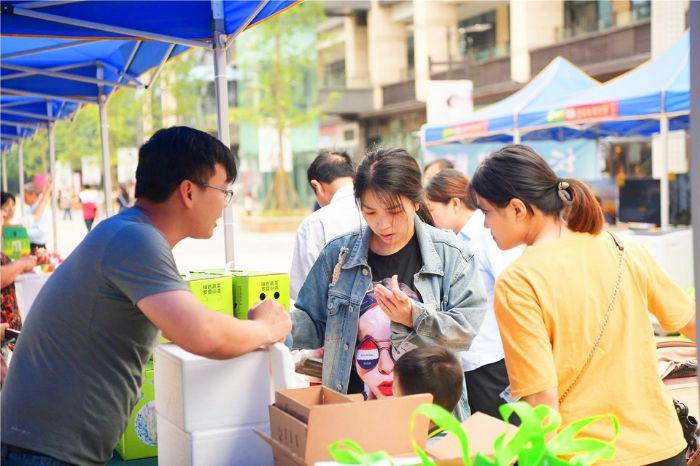 市民选购农商品。
