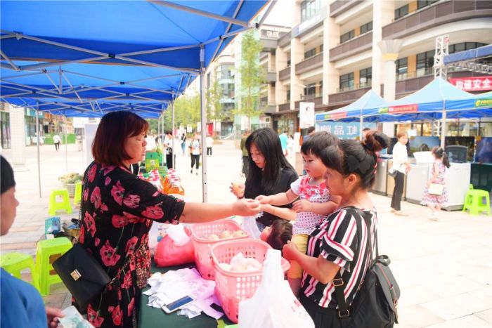 　　▶市民现场品尝桃子。
