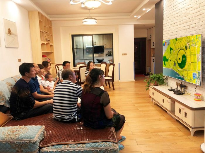 市民在家收看“书记晒文旅”潼南专题片。
