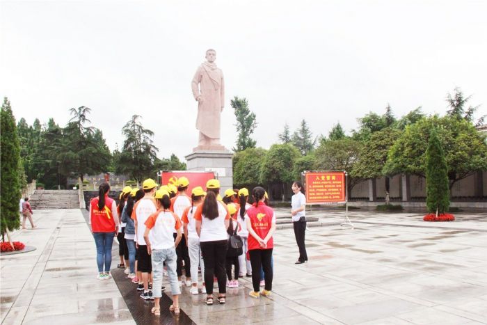 学员们参观杨闇公陵园。
