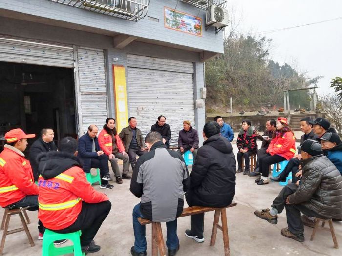 刘海生组织村民召开产业发展院坝会。
