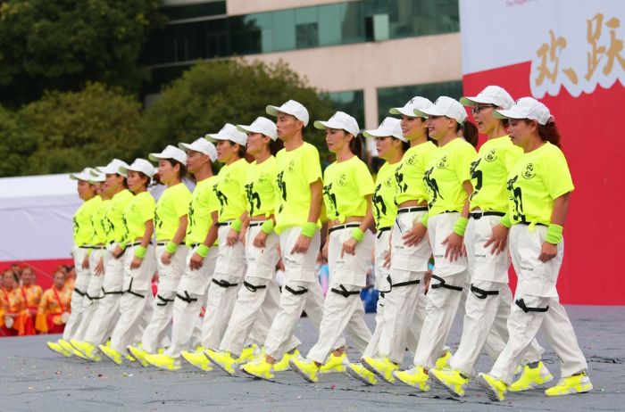 古溪镇文艺队《乘风破浪》。
