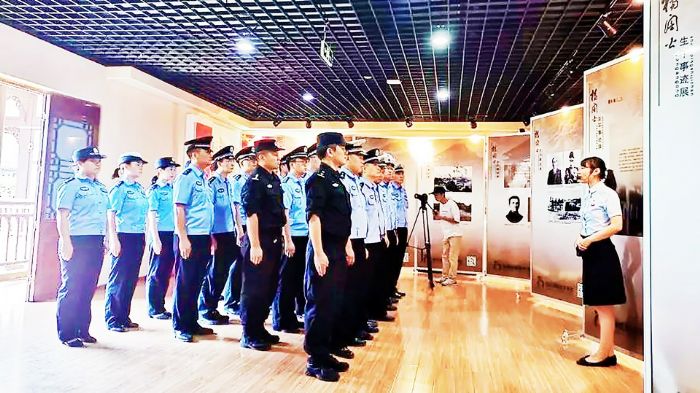 荣昌区公安局民警走进杨闇公杨尚昆生平业绩展。
