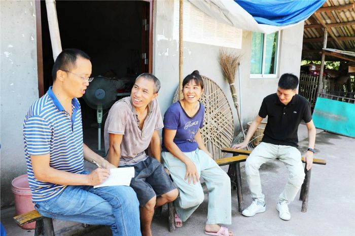 工作人员走访李浩兵家庭。。
