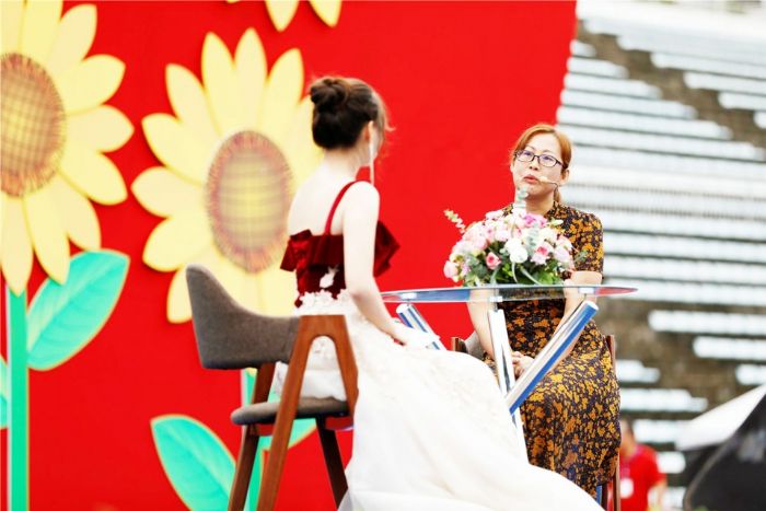 优秀教师代表刘琳（右）接受访问。
