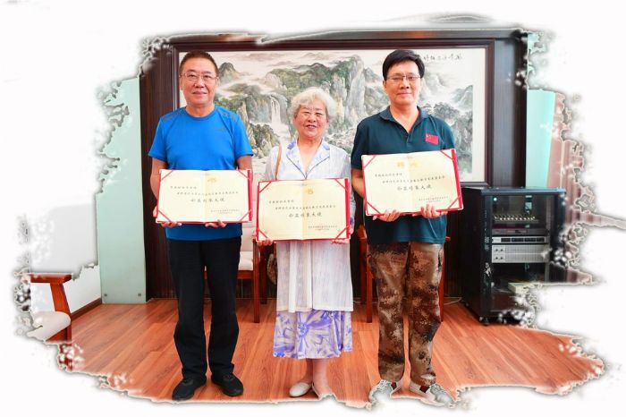　　陆洋、虹云、刘纪宏受聘为潼南区教育发展基金会“公益形象大使。”
