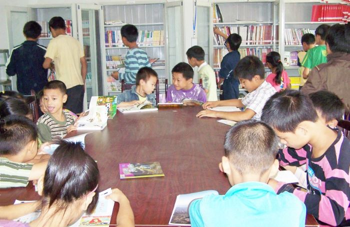 古溪镇龙滩村农家书屋成为留守儿童的乐园

