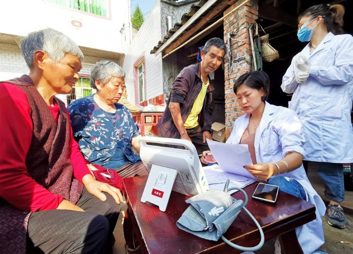 桂林街道社区卫生服务中心医护人员走村入户为贫困群众做体检
