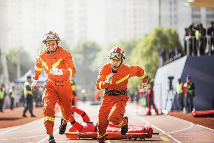 李昌健（右）参加百米障碍救助项目
