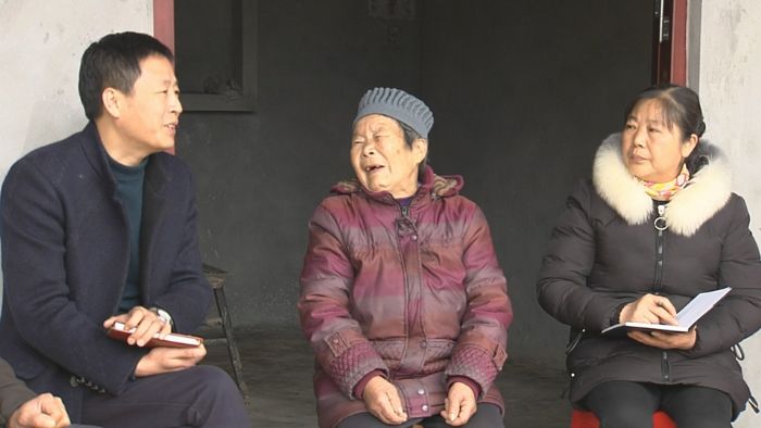 陈超（左一）与村民话家常，了解实际情况。
