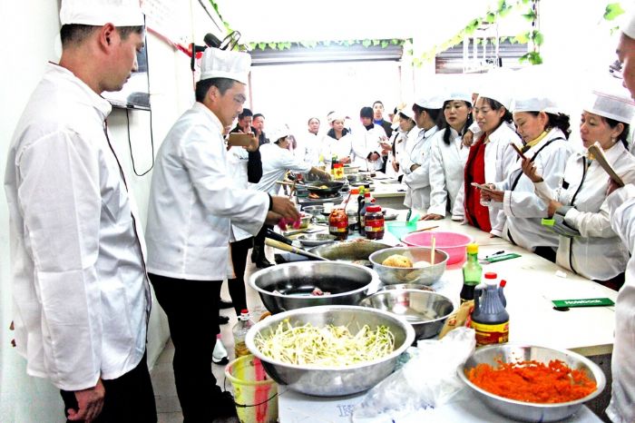 市民争相学习太安鱼烹饪方法。
