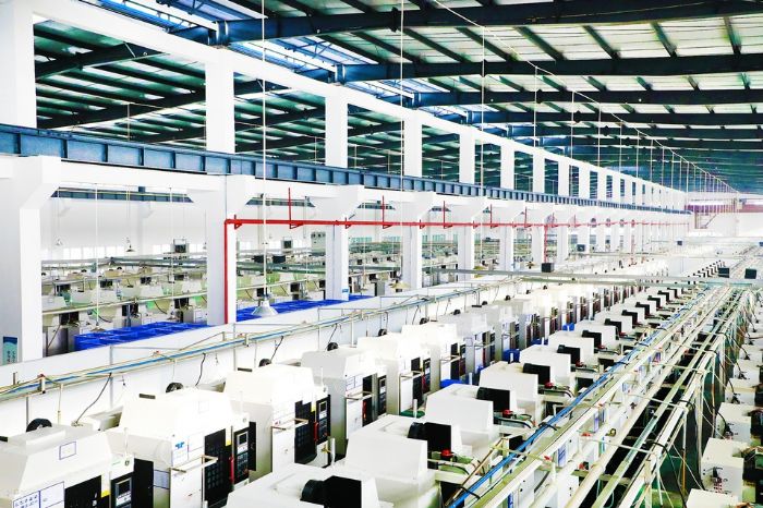 奥尔玛智能工厂内CNC数控机床设备整齐排列。
