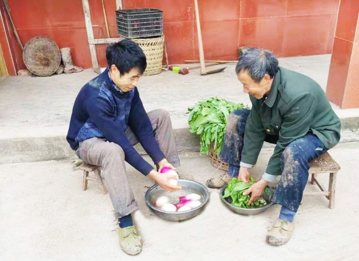 村民用干净清洁的自来水淘菜
