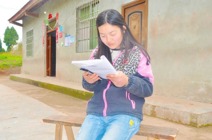 贫困户子女徐艳在复习备战高考。

