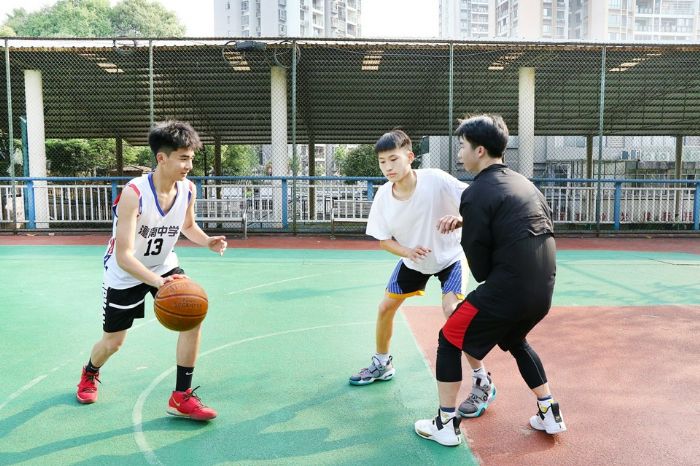 4月1日，市民在青少年活动中心篮球场上锻炼。全媒体记者刘锦摄
