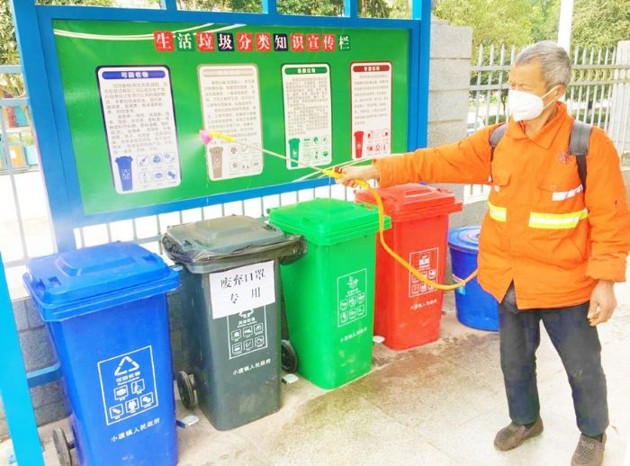 工作人员对垃圾分类场所进行消毒。
