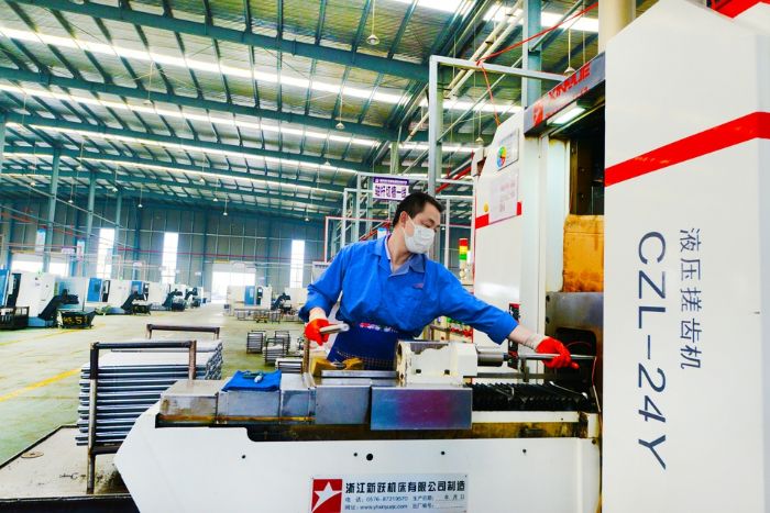 日前，在位于潼南高新区的捷佳泰机械制造有限公司生产车间，工人们正井然有序地忙着生产。
