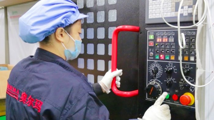 　　5月14日，在位于潼南高新区的奥尔玛智能装备科技有限公司生产车间，工人正在操作数控机床。
