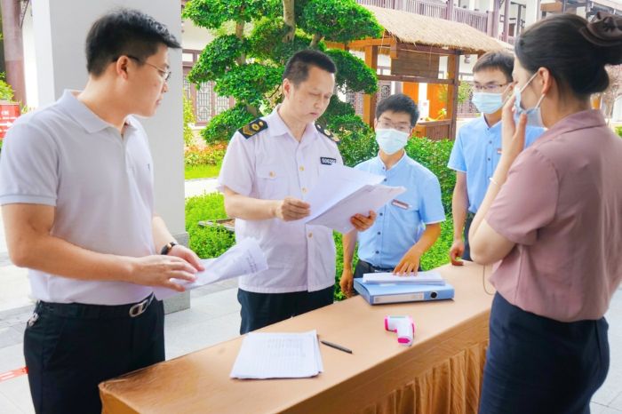 检查人员在涪江大酒店查看台账记录。
