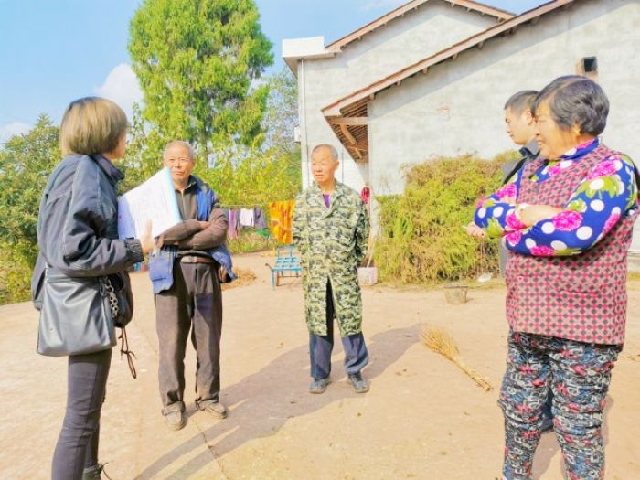 　　工作人员来到田间地头向村民宣传医保基金相关政策法规。
