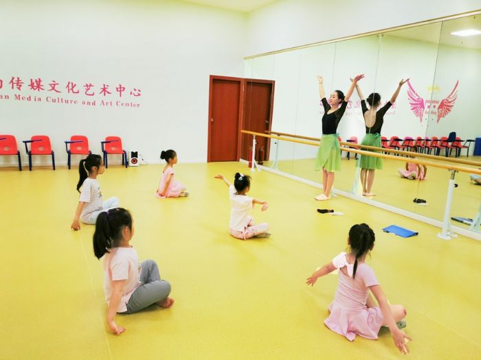 “菜花仙子”肖老师带领小朋友感受舞蹈的快乐。

