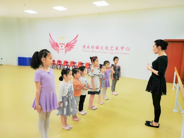 刘老师为小朋友讲解舞蹈课的注意事项。
