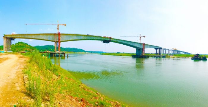 合安高速涪江特大桥主跨顺利合龙。
