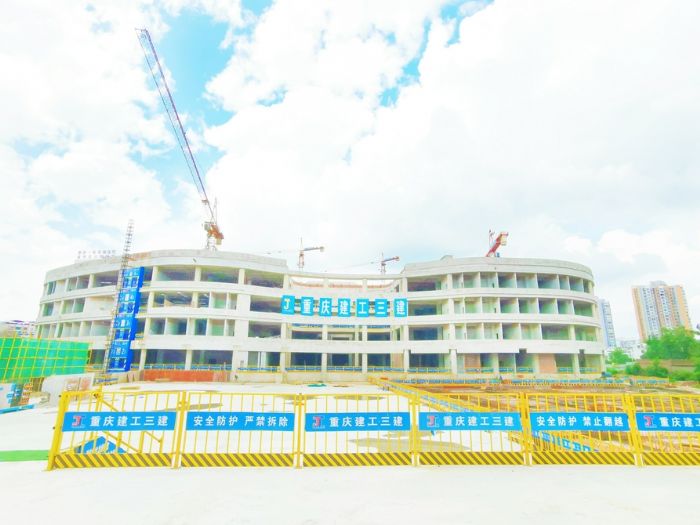 建设中的区人民医院创“三甲”项目。
