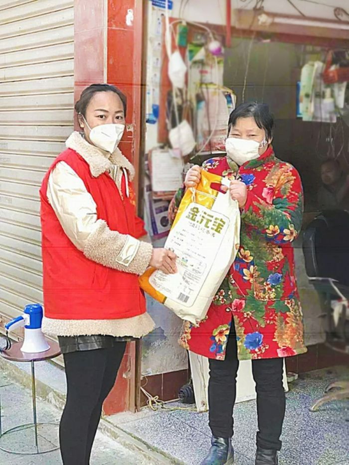 王晓晓为社区居民送去生活物资。
