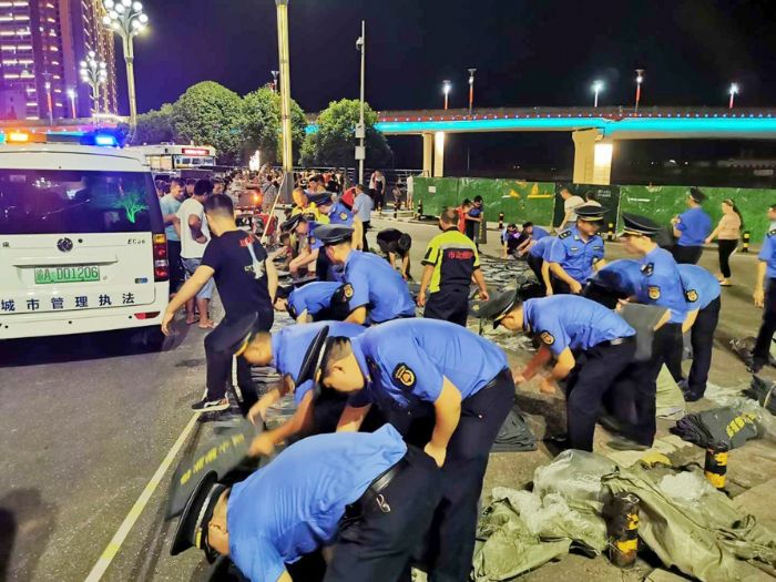 8月16日晚，区城管局、区应急局、区消防救援支队、梓潼街道等在外滩积极组织抢险。
