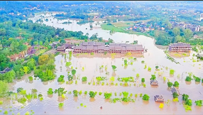 大佛寺景区洪峰过境，房屋被淹。
