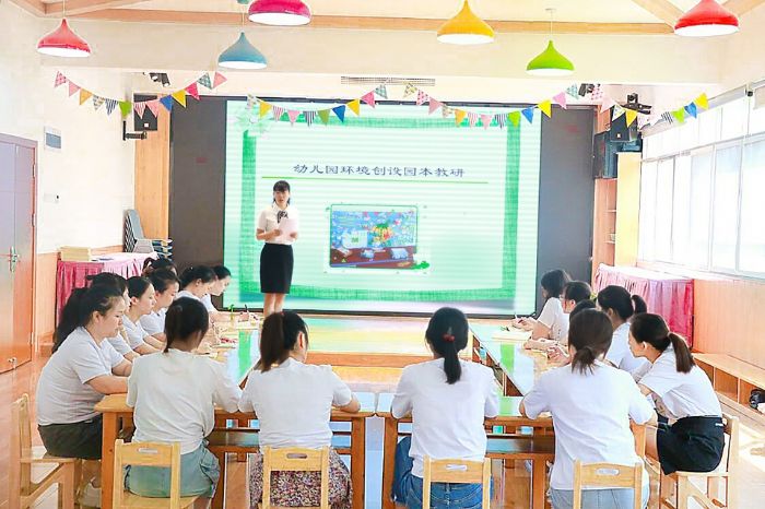 彭凤与幼儿教师探讨幼儿教育。
