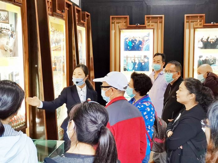 ▶游客参观杨尚昆旧居。
