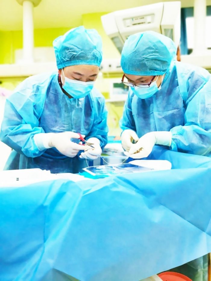 ▶邹毅护士长带领护理骨干肖霞做手术前准备。
