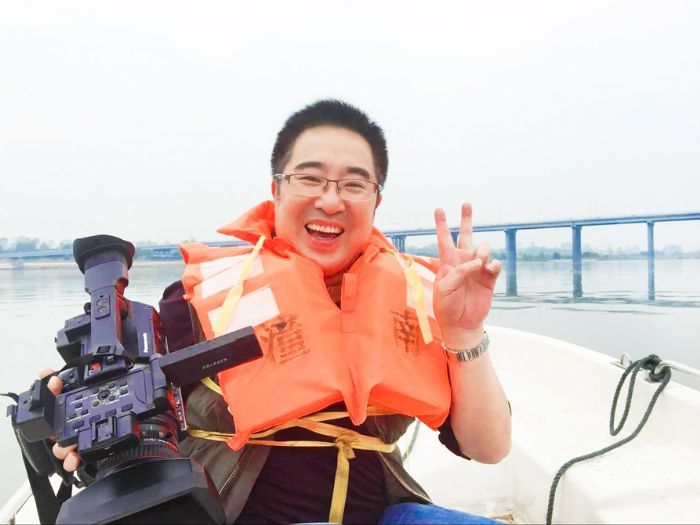 罗列在涪江拍摄渔船退补上岸新闻。
