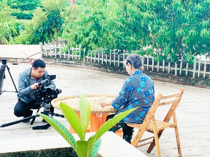 唐开玖在古溪镇龙滩村拍摄脱贫攻坚纪录片。
