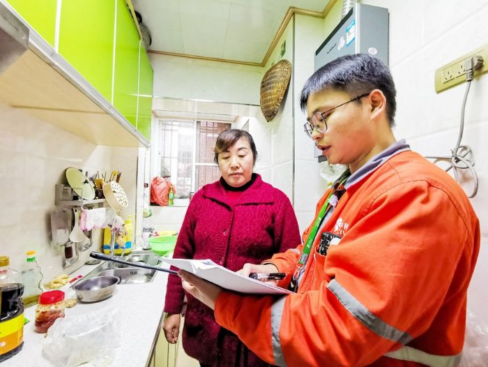 重庆中民燃气工作人员上门向用户讲解安全用气注意事项。
